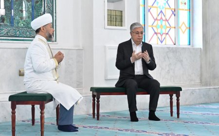 Президент Казахстана Касым-Жомарт Токаев посетил мечеть Хазрет Султан в праздник Курбан айт