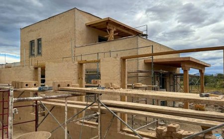 Жители США выбирают земляные блоки для строительства домов, чтобы защититься от пожаров