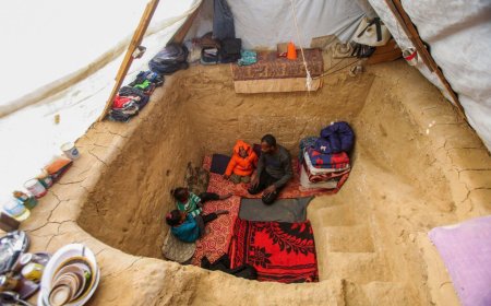 Палестинская семья укрывается в яме, чтобы выжить в условиях холода и воздушных атак