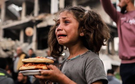 Газадағы қыз тамақ алғаннан кейін жылап жіберді