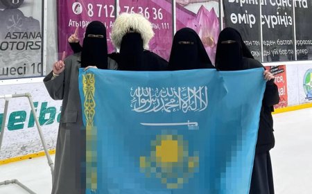 В Атырау задержали девушек за флаг с арабской надписью вместо национального орнамента