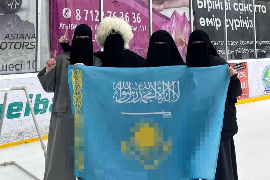 Атырауда мемлекеттік ою орнына арабша жазуы бар туды ұстаған қыздар ұсталды