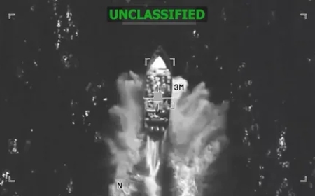 АҚШ Тынық мұхитында үш кемеге соққы берді, сегіз адам қаза тапты