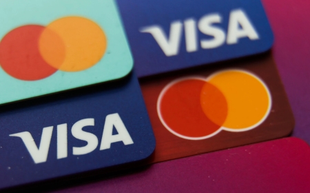 Visa и Mastercard развивают agentic commerce: новые платёжные системы для AI-агентов стартуют к 2026 году.