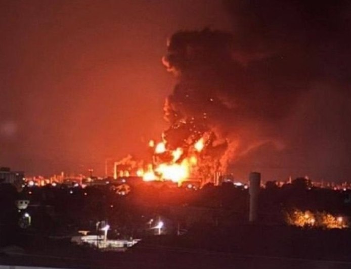 В Славянске-на-Кубани после атаки беспилотников произошёл пожар на нефтеперерабатывающем заводе.