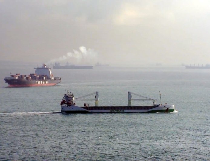 ЕС вводит полный запрет на морские услуги для российской нефти.