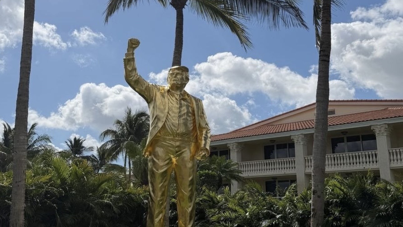 В Trump National Doral установили позолоченную статую Дональда Трампа