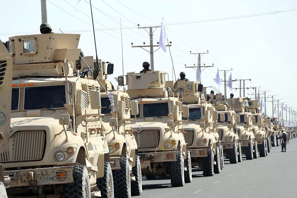 Талибы провели военный парад с оставленной американской техникой