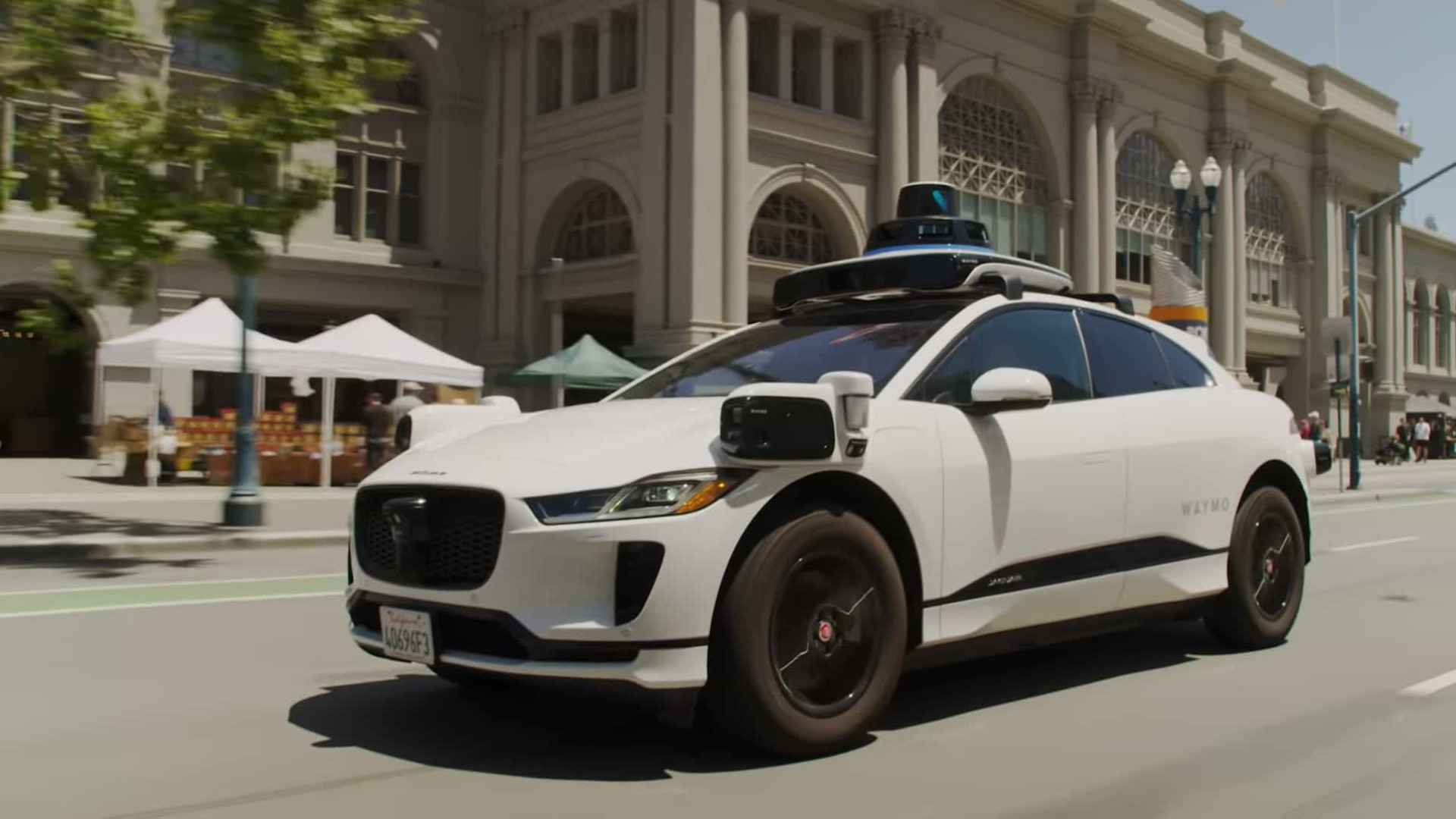 Self-Driving Car Stops Carjacker in the U.S.: Calls Police and "Waits" for Arrest