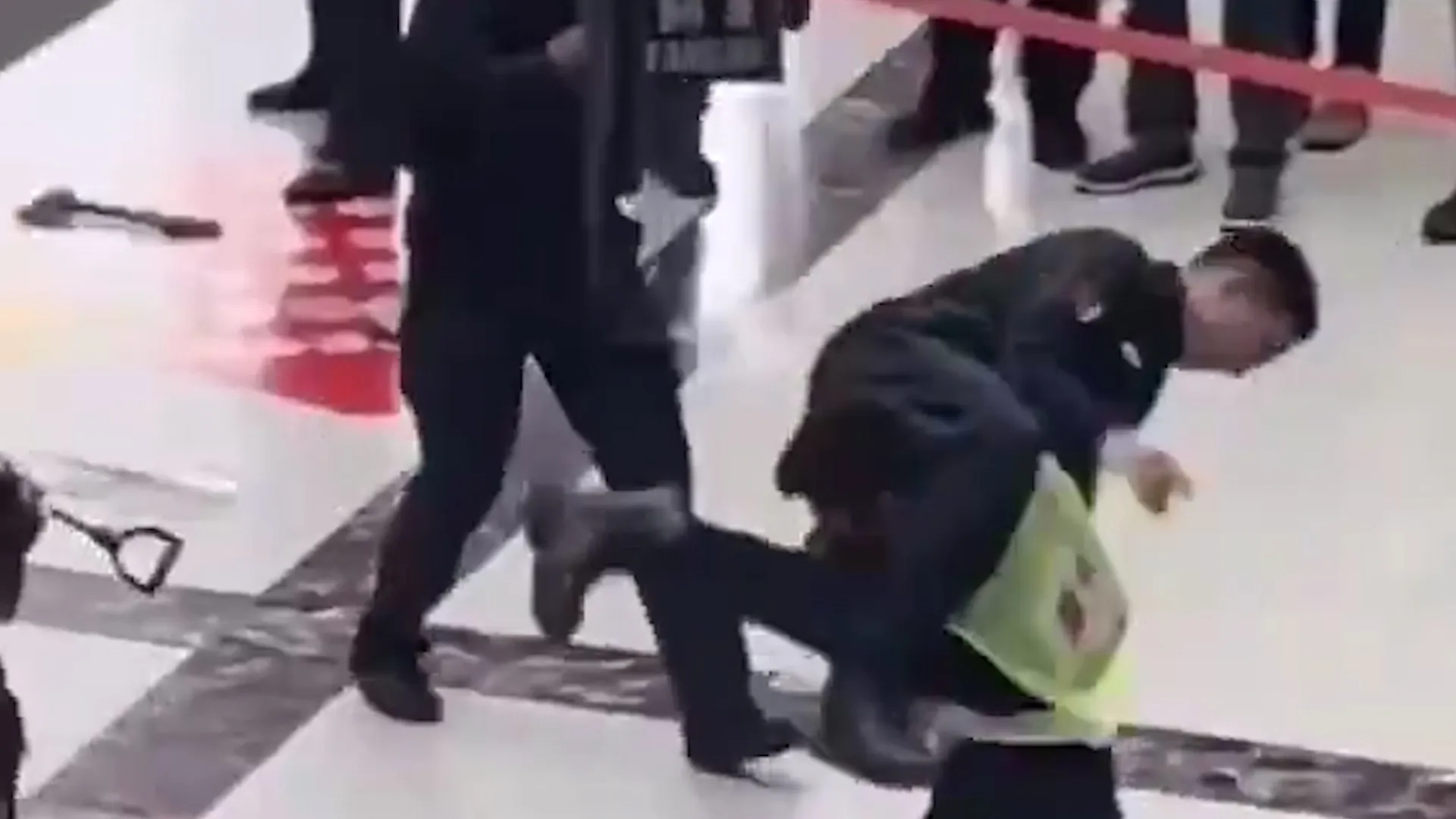 В китайских соцсетях обсуждают видео эффектного задержания дебошира