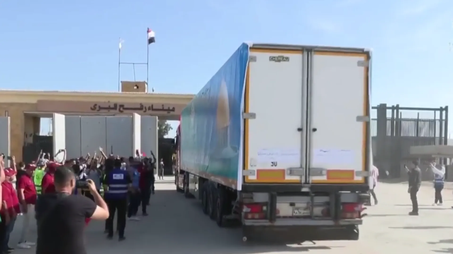 Гуманитарная помощь в Газе: сотни грузовиков пересекают границу