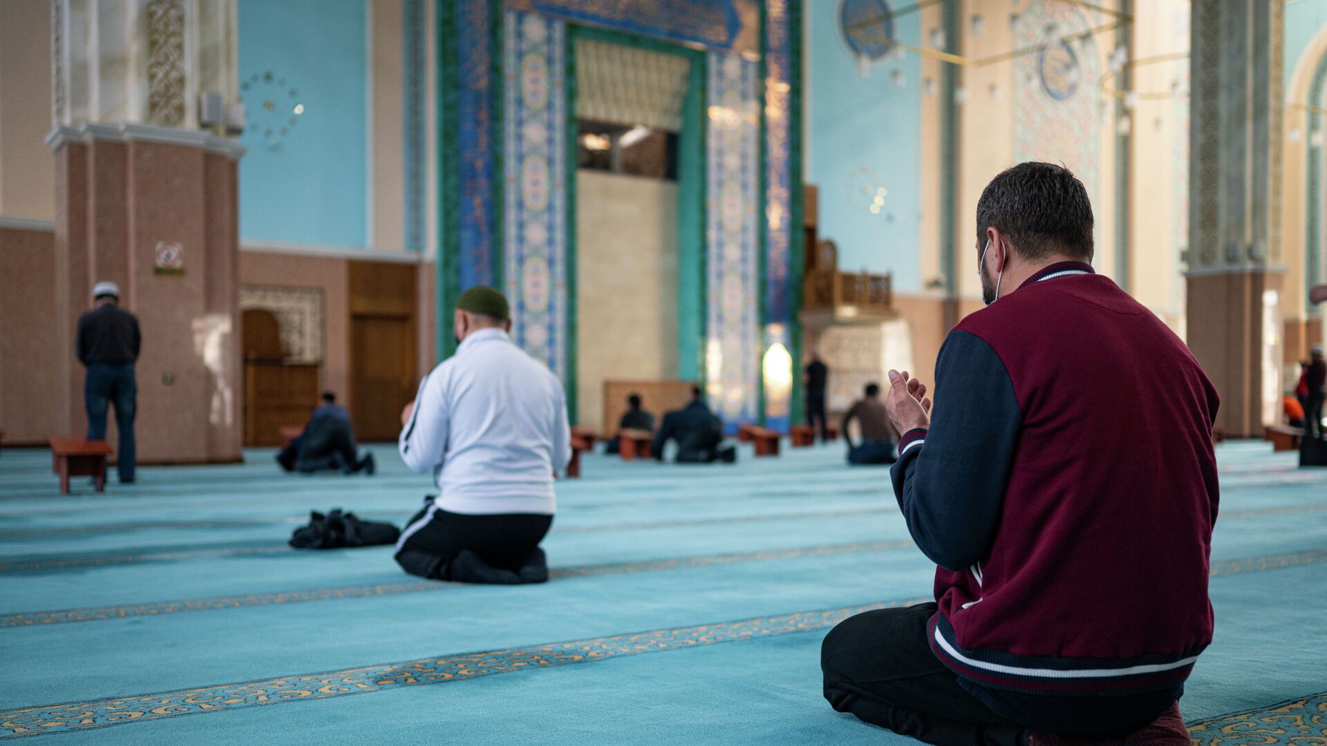 Prayer in the Kremlin: Iranian Journalist Performs Namaz During Talks