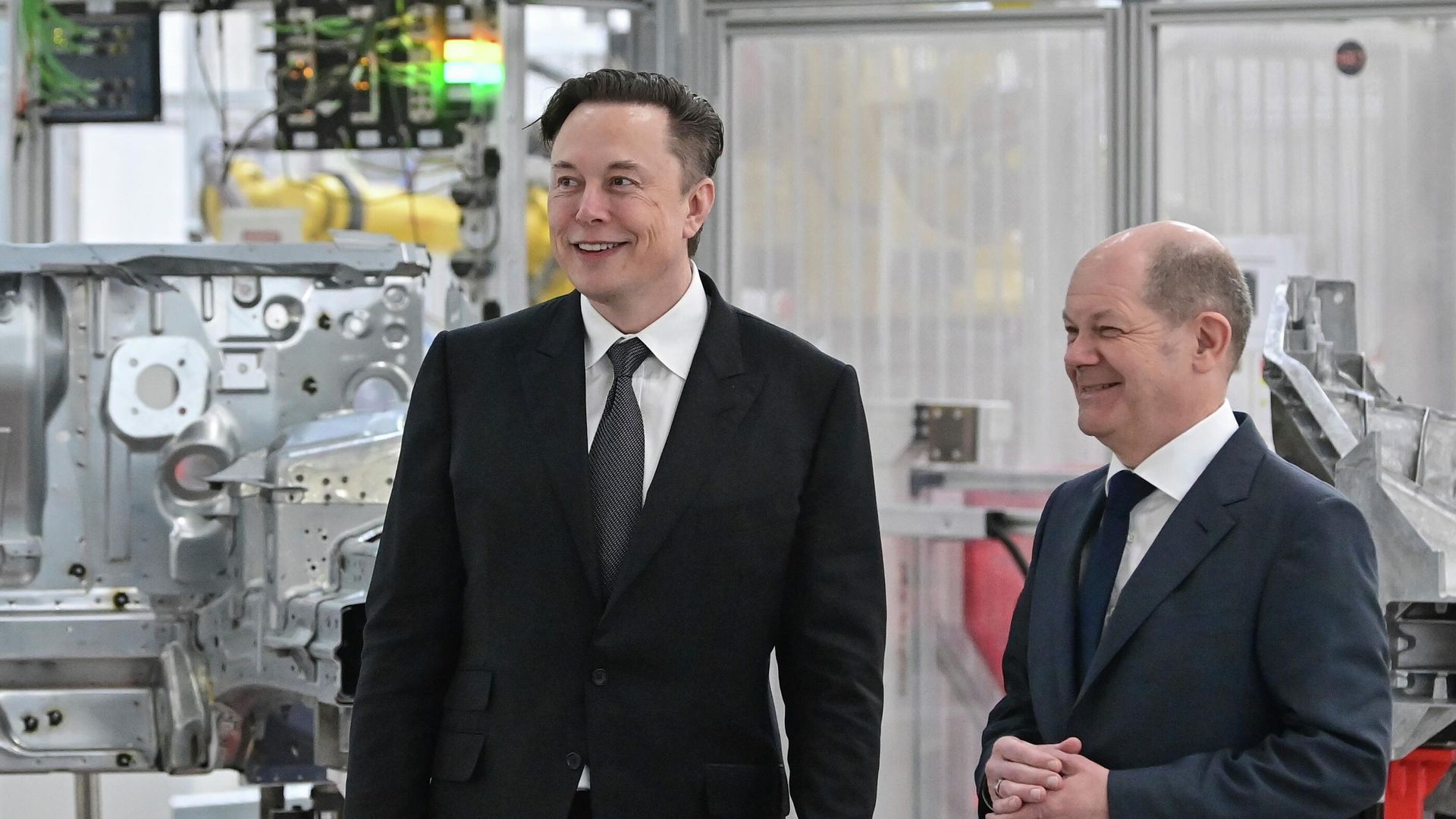 Musk Calls Scholz a “Fool” and “Scumbag,” Mocking His Name