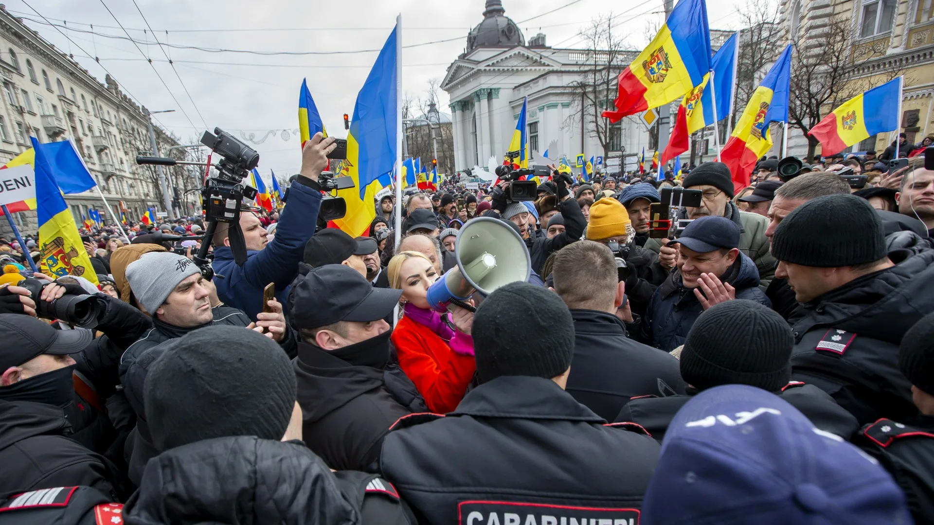 Тысячи людей вышли на протесты за свободу в Румынии
