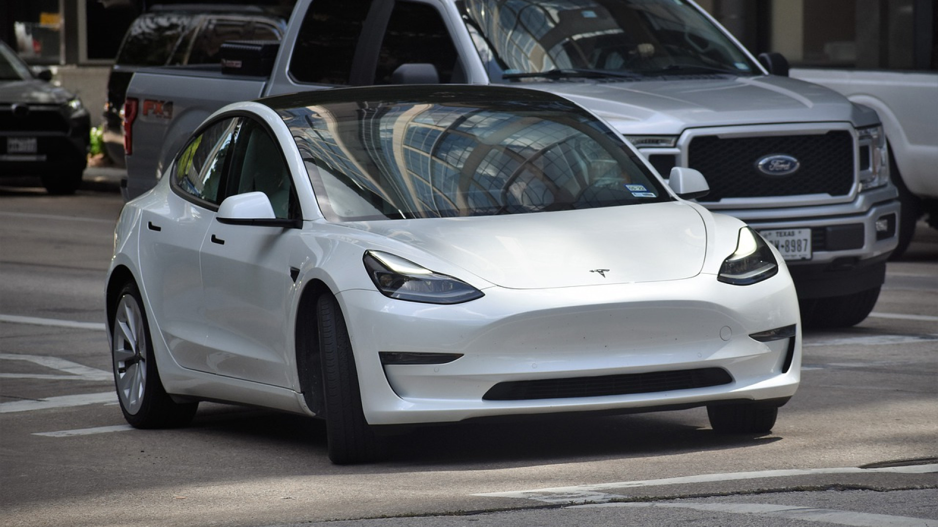 Tesla внедрила автопилот для перемещения новых автомобилей с конвейера на парковку