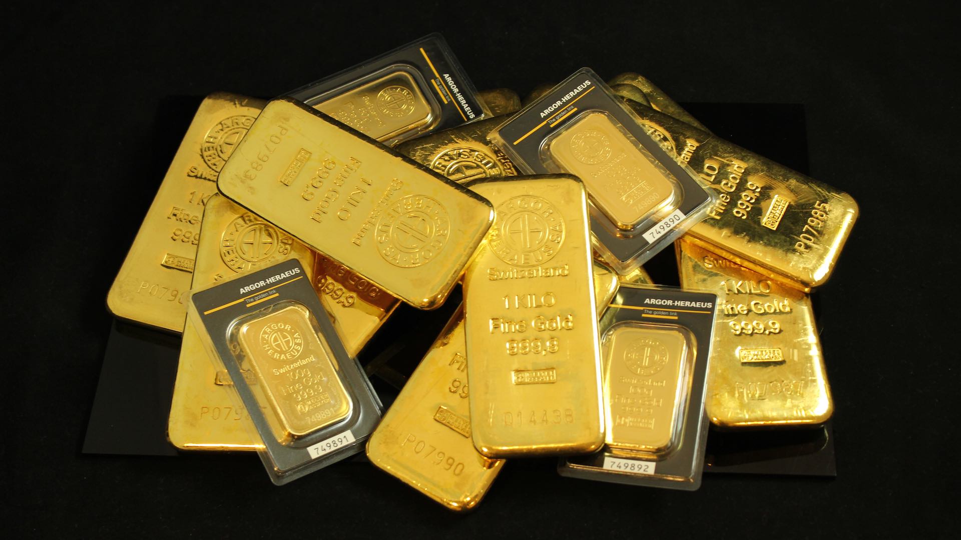 Gold Hits Record High Amid Escalating Trade War