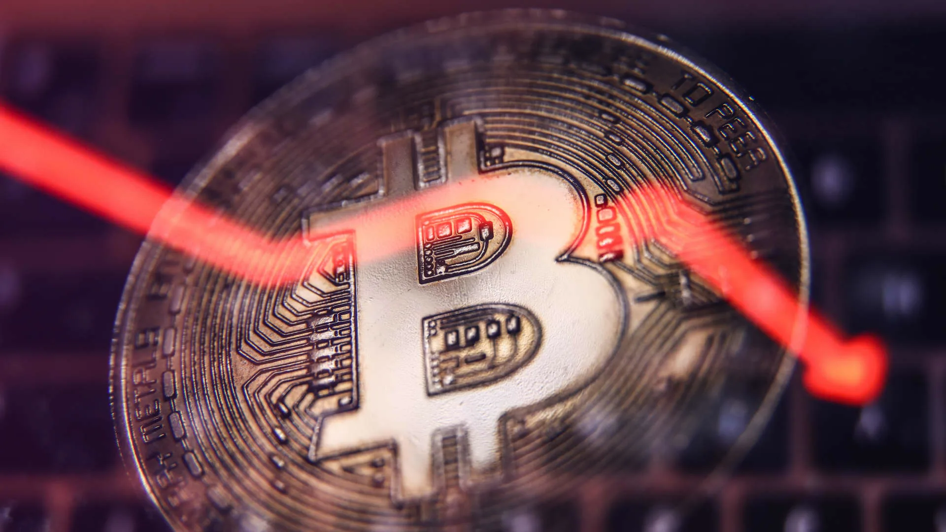 Биткоин обвалился до $83 000 на фоне торговых войн и неопределённости