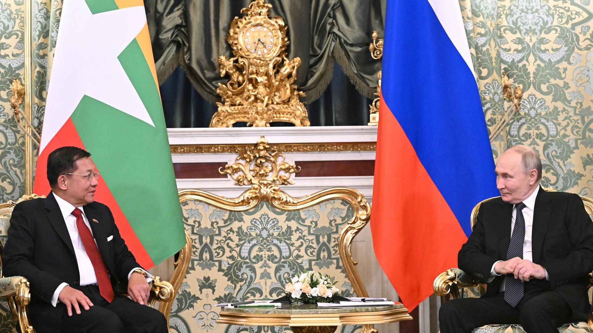 Премьер Мьянмы заявил, что встречался с Путиным в прошлой жизни и подарил ему буддистскую книгу