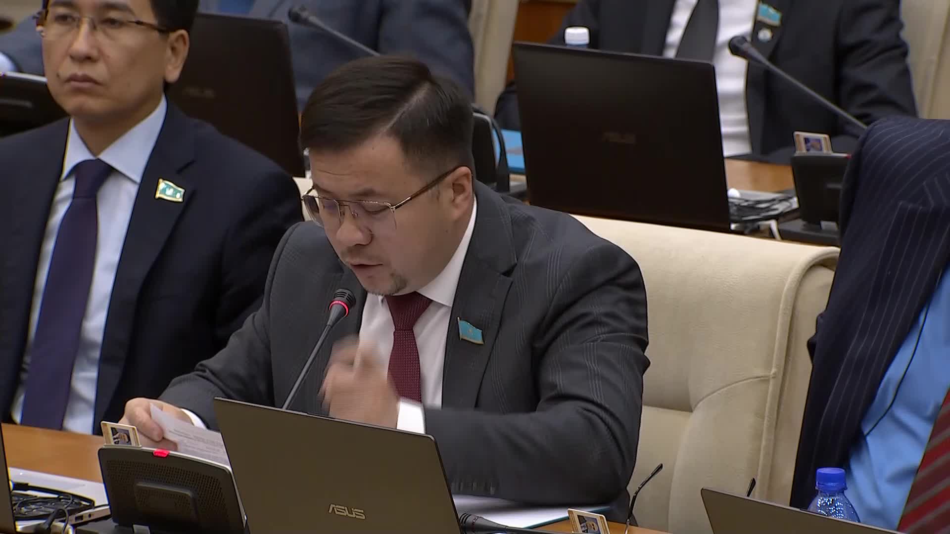 Депутат жасөспірімдерге әлеуметтік желілерді шектеуді ұсынды
