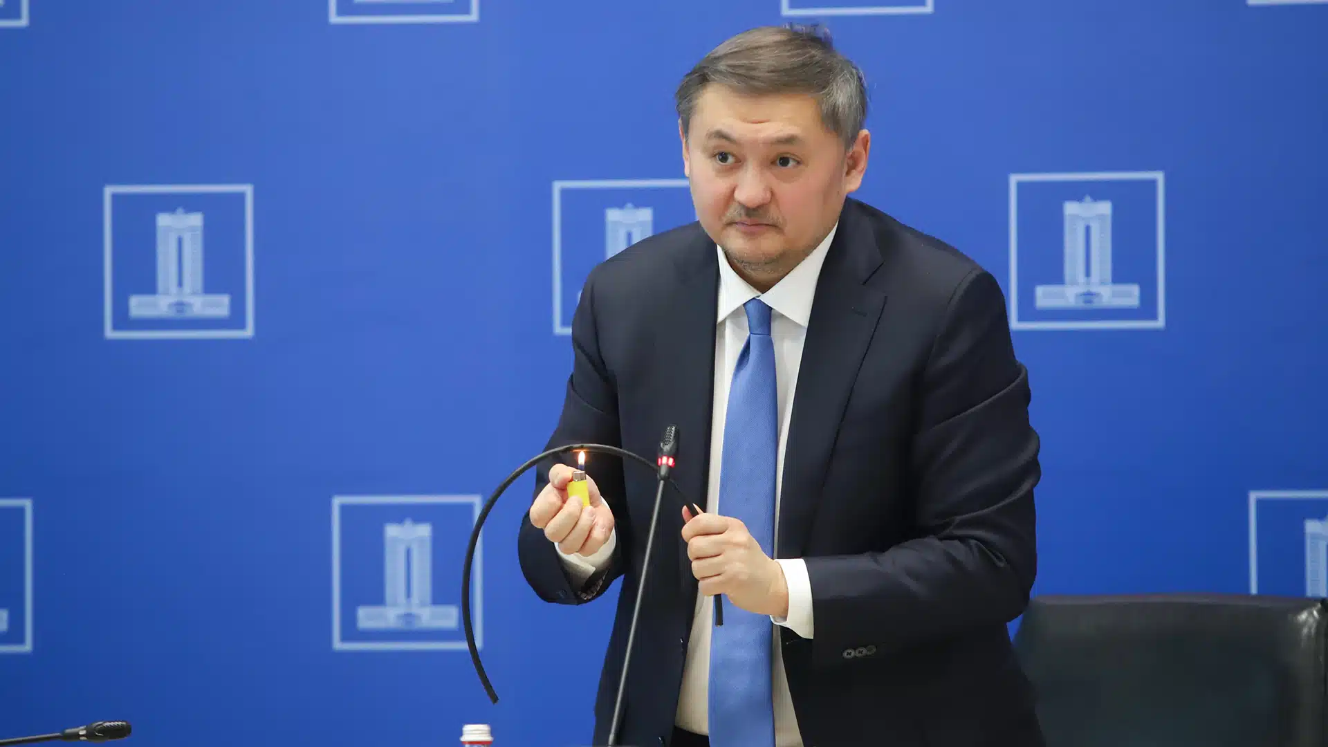Ғылым министрі Саясат Нурбек пресс-конференцияда кабельді өртеп жіберді