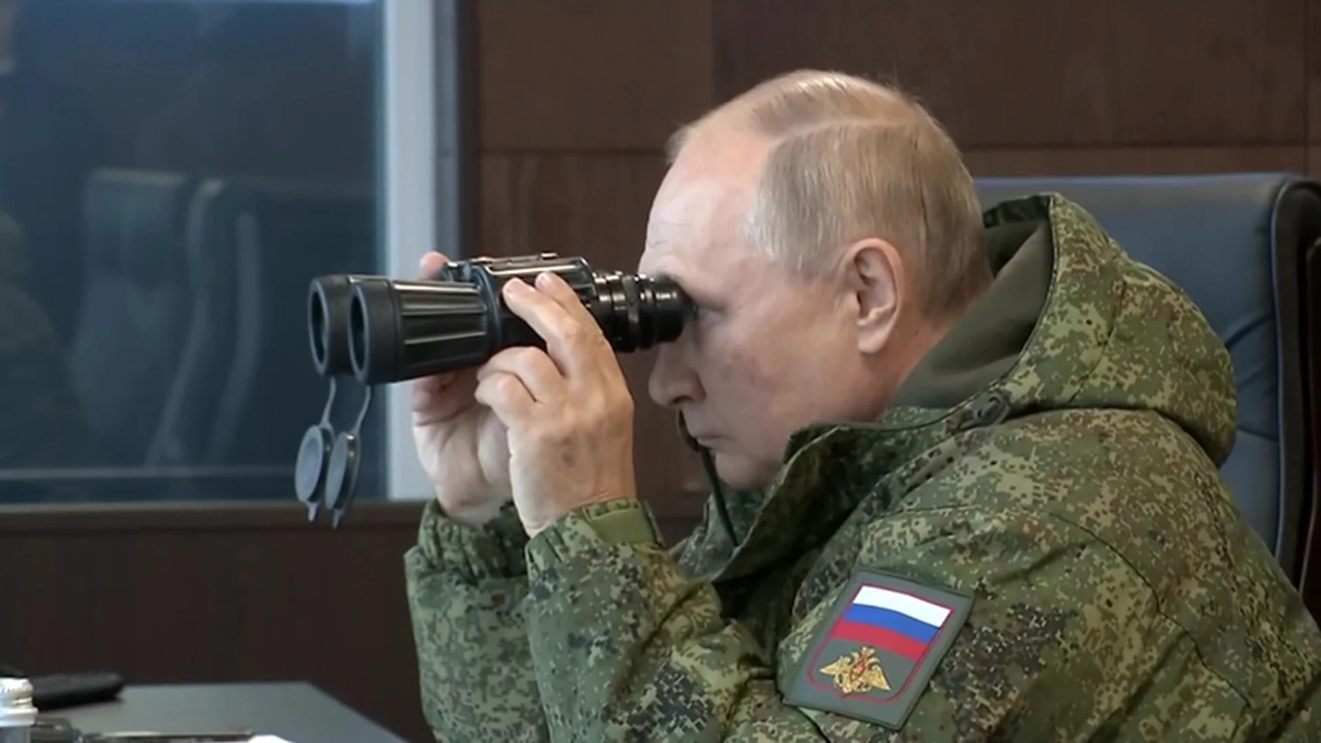 Путин в военной форме: тревожное послание Западу