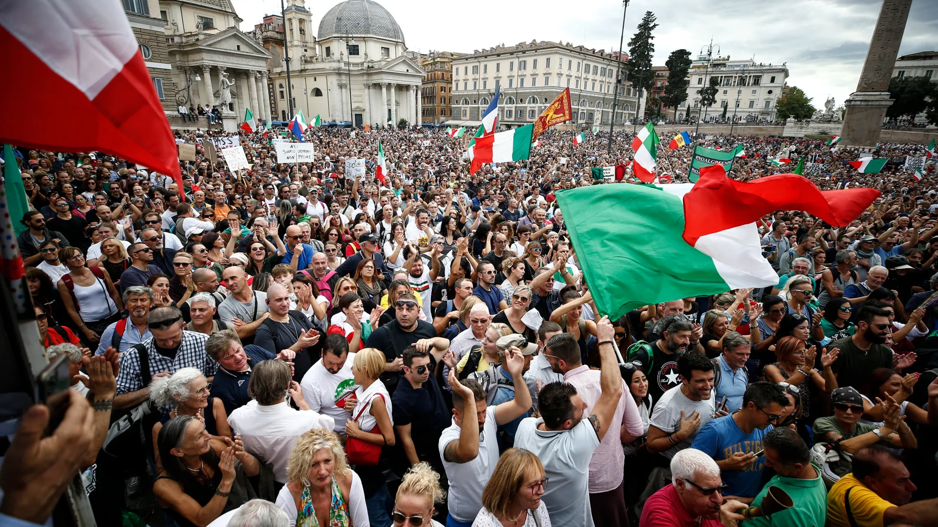 Italy opposes military spending: protests and EU flag burned