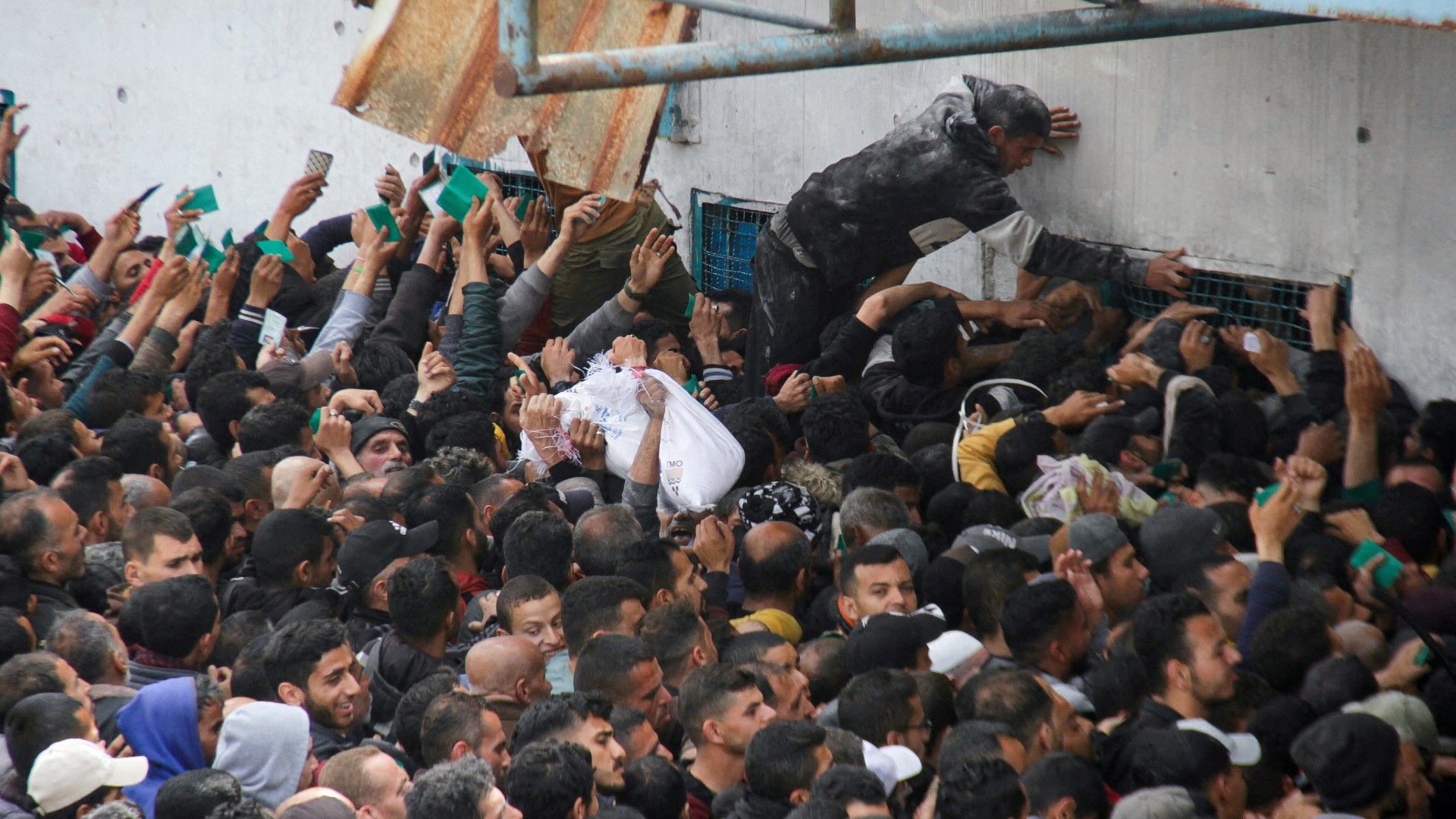 Israeli Finance Minister announces total blockade of Gaza supplies