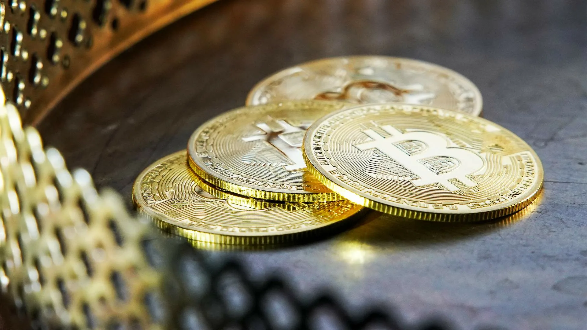Биткоин упал до $76 тыс. на фоне эскалации торговой войны США и Китая