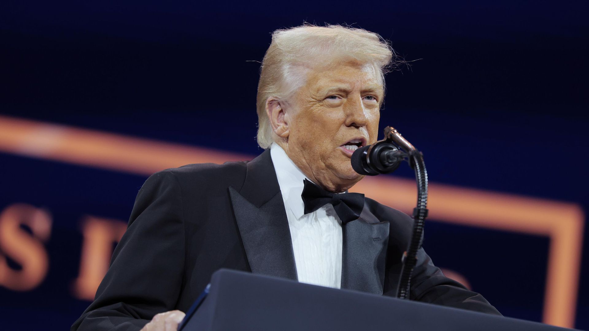 Трамп уақытша тарифтерді төмендетті: Қытайдан басқа елдерге 10%