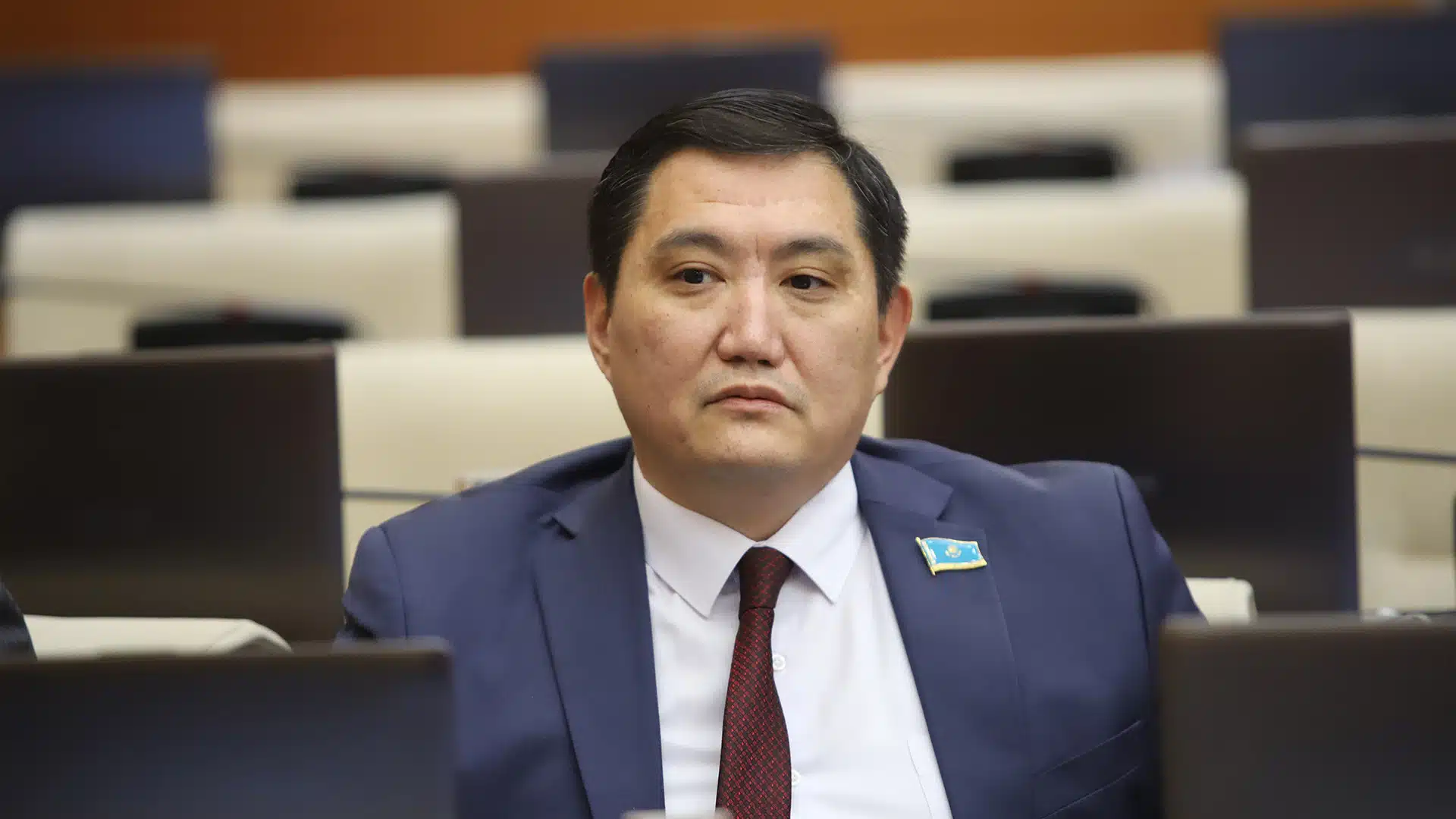 Майнеры и МФО не платят НДС — депутат Базарбек требует навести порядок