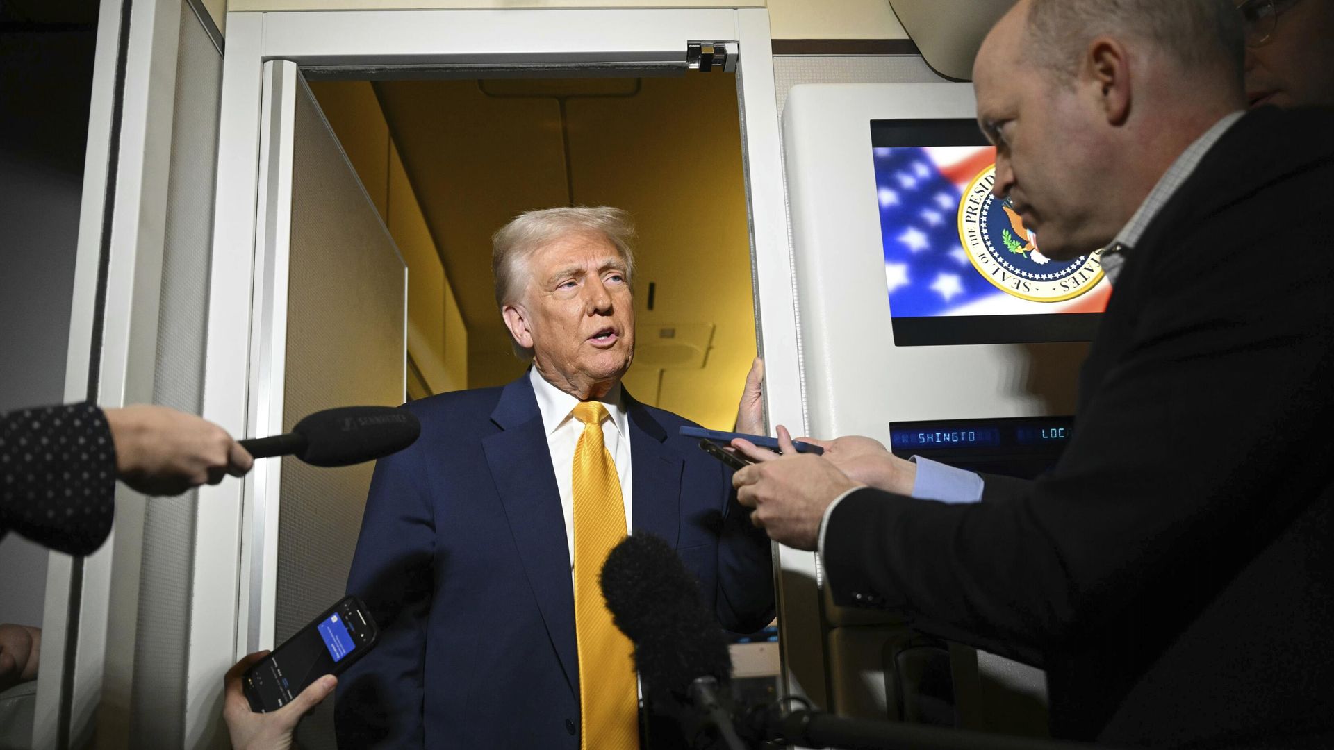 Трамп обвинил Зеленского и Байдена в развязывании войны: «Я бы этого не допустил»