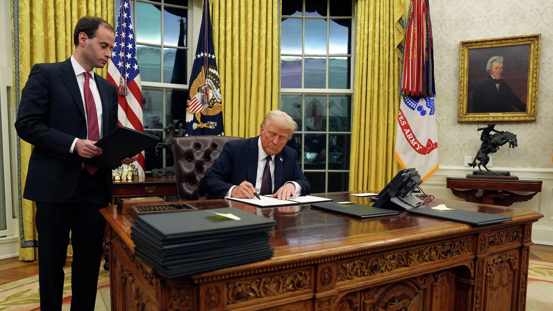 Рейтинг Дональда Трампа падает на фоне тарифной политики и иммиграционного кризиса