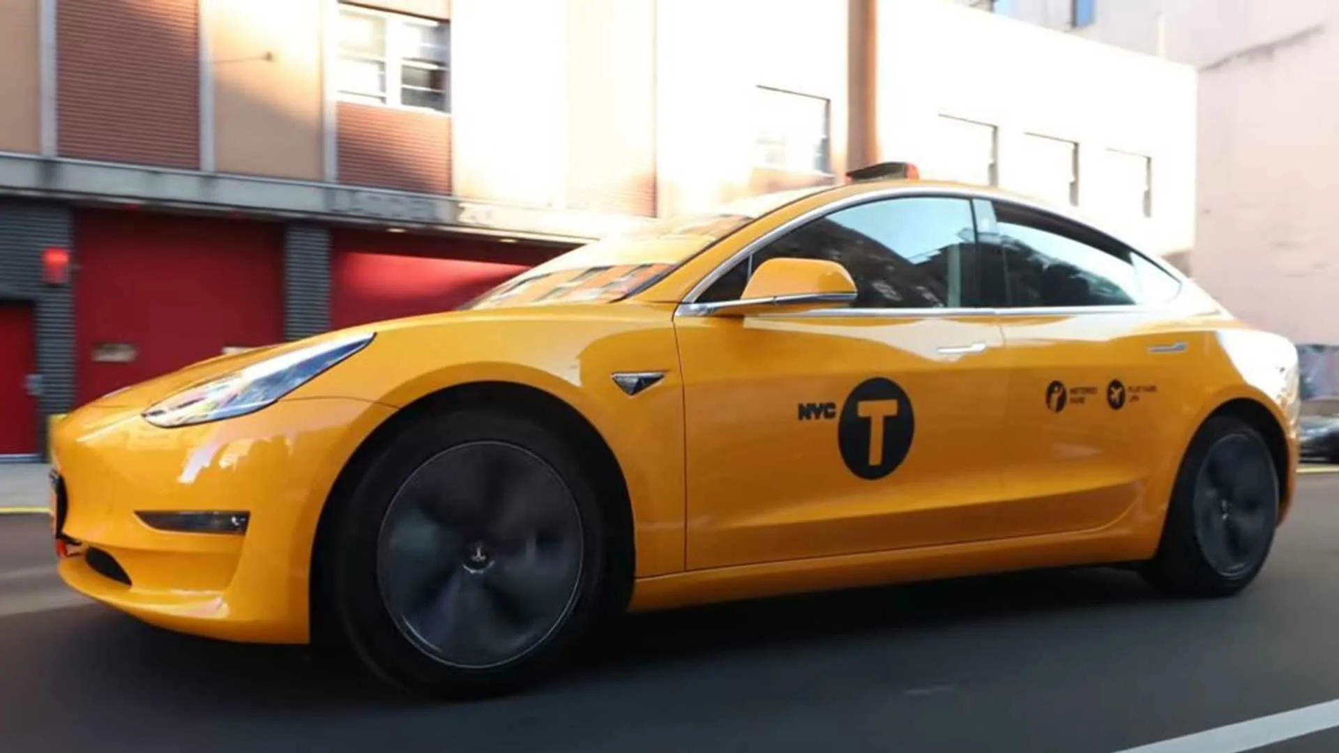Tesla добавит функцию такси в свои автомобили