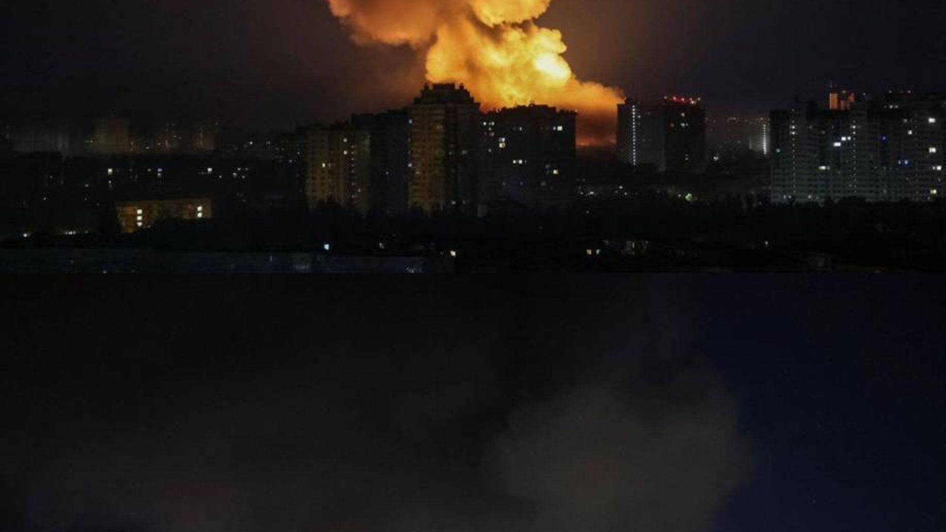 Массированная атака по Киеву, взрывы в районе аэропорта Жуляны