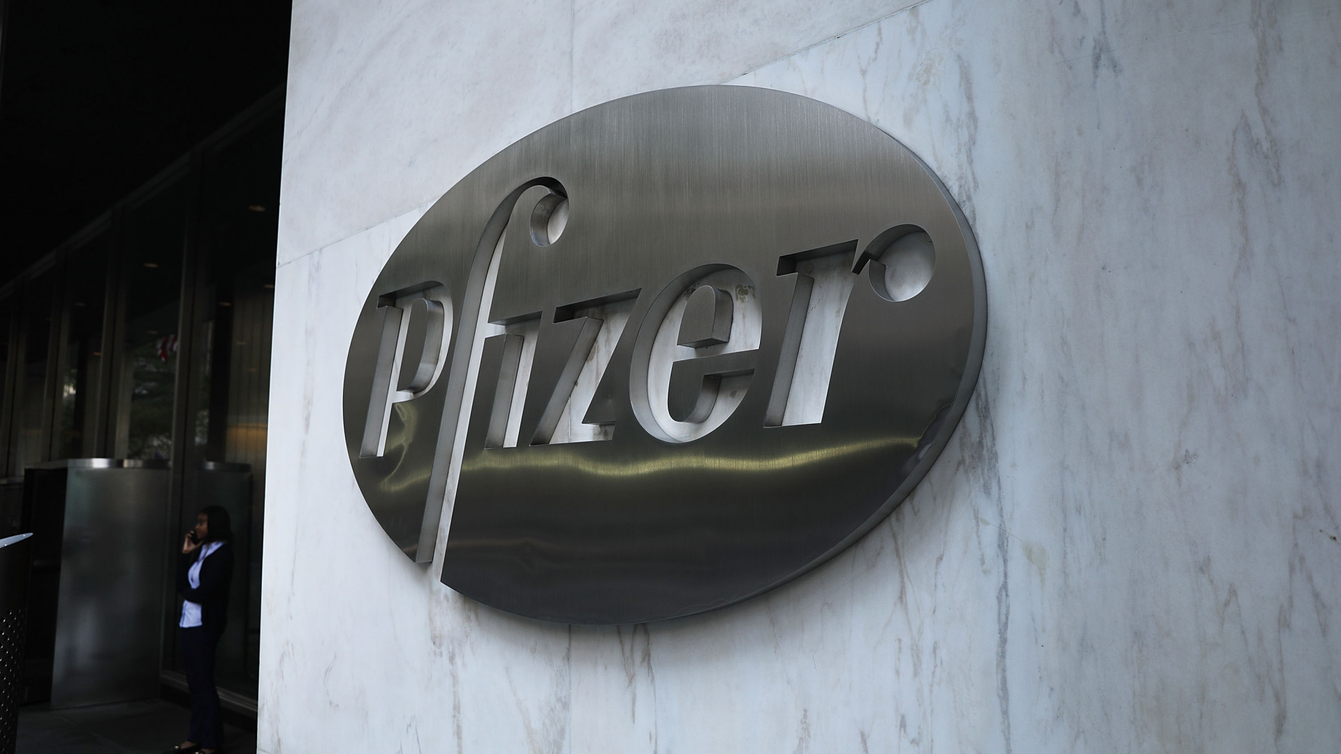 Более 1000 американок подали в суд на Pfizer из-за опухолей мозга