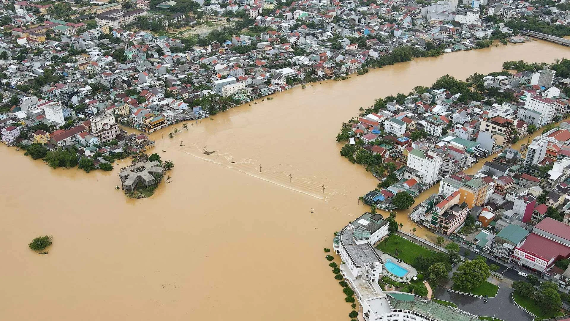 Floods in Vietnam: Dozens Dead and Thousands of Homes Underwater