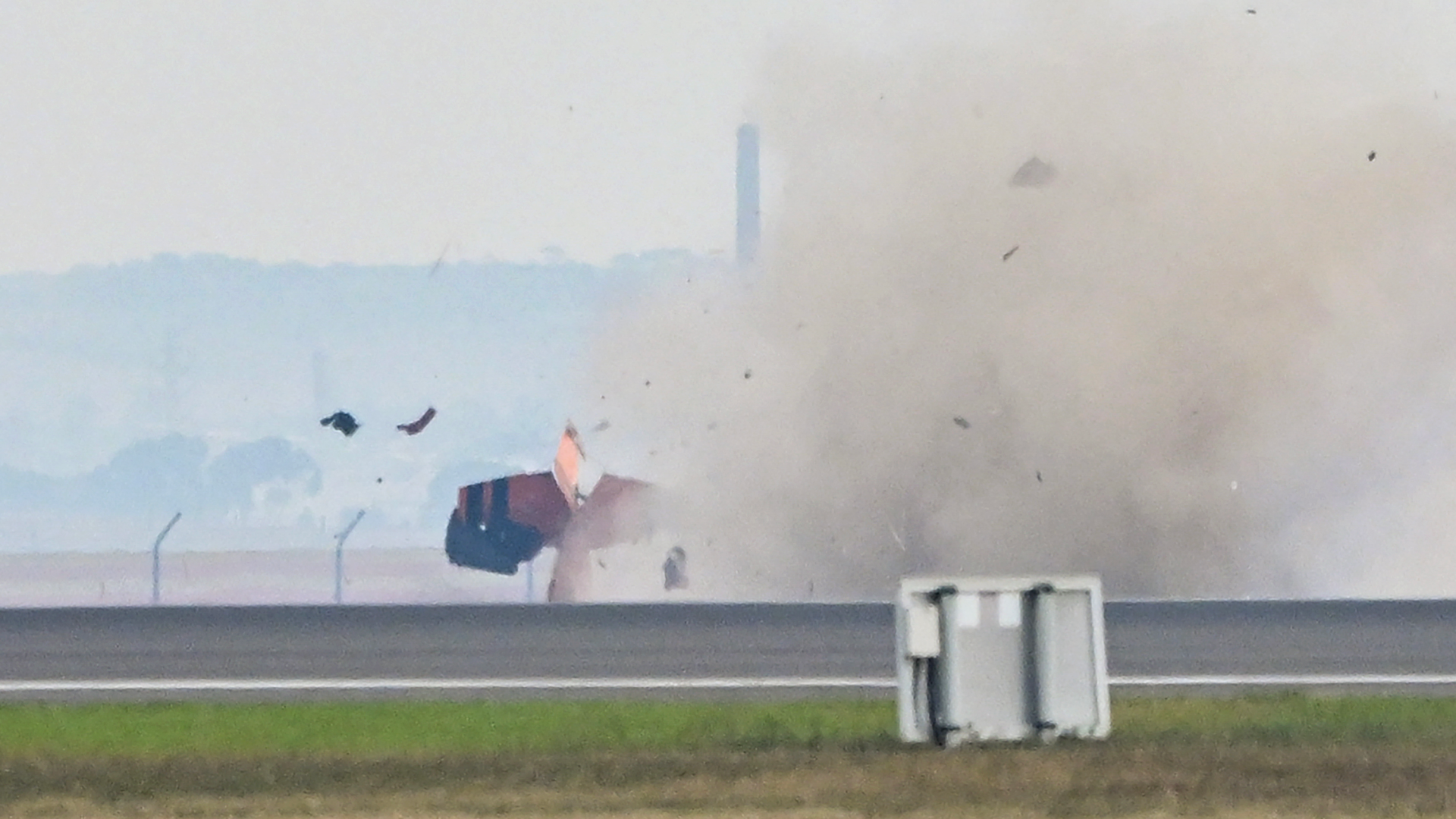 HAL Tejas ұшағы Дубайдағы демонстрациялық рейс кезінде құлады